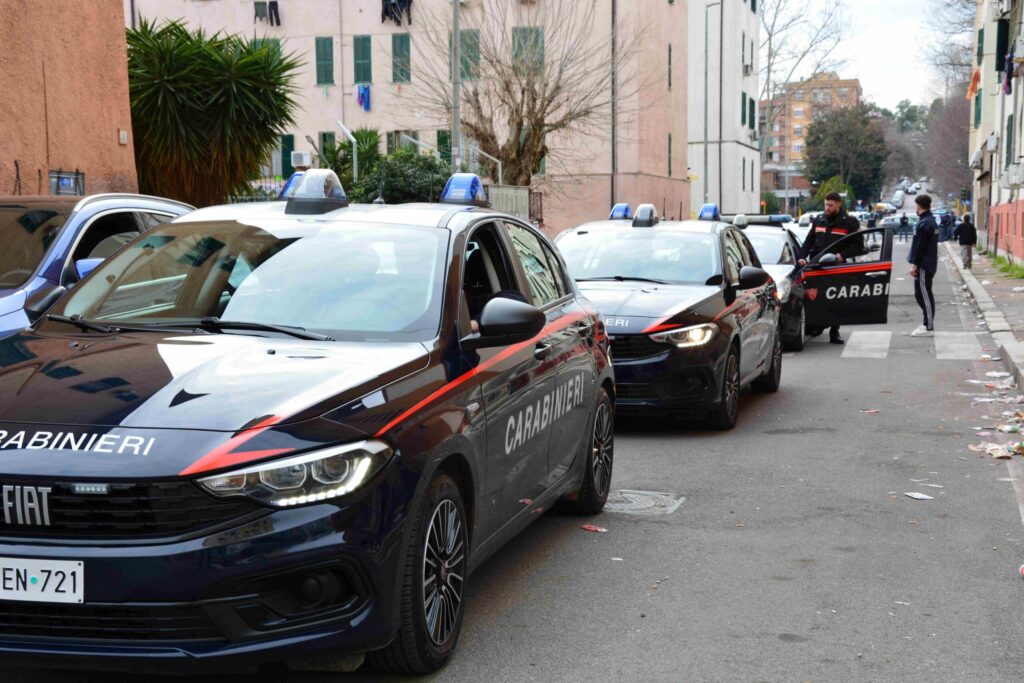 #CONTIENE FOTO# ROMA – BLITZ ANTIDROGA IN ZONA QUARTICCIOLO. COORDINATI DALLA PROCURA DI ROMA, I CARABINIERI ARRESTANO 5 PERSONE. SEQUESTRATI 1 KG DI DROGA E 2.000 EURO.