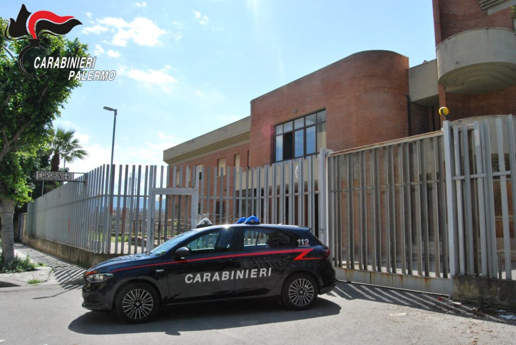 Comunicato Stampa – tre arresti e due denunce da parte dei carabinieri – droga nascosta anche in un vaso