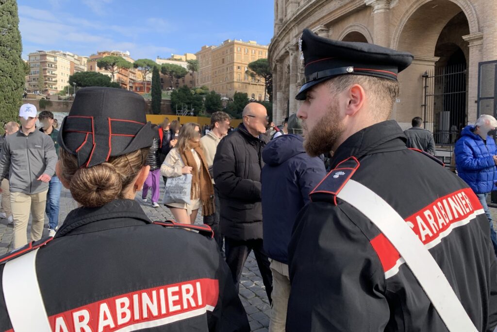 #CONTIENE FOTO# ROMA – I CARABINIERI INTENSIFICANO I CONTROLLI NEL CENTRO STORICO. TRE PERSONE ARRESTATE E 5 DENUNCIATE PER TRUFFA E GIOCO D’AZZARDO, PER IL GIOCO DELLE TRE CAMPANELLE, A POCHI PASSI DALLA FONTANA DI TREVI.