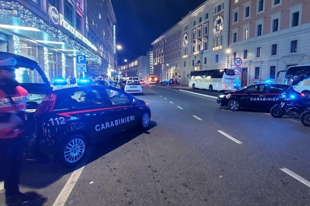 #CONTIENE FOTO# TERMINI – TURISTA DERUBATO DELLO ZAINO E DEL CELLULARE E COSTRETTO A RITITRARE I SOLDI AL BANCOMAT PER RIAVERLI. INDIVIDUATI DAI CARABINIERI 3 SOGGETTI GRAVEMENTE INDIZIATI DI FURTO AGGRAVTO ED ESTORSIONE.