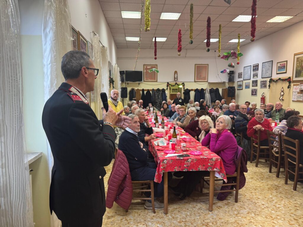 #CONTIENE FOTO# CARABINIERI E ANZIANI INSIEME PER UN PRANZO DI NATALE.