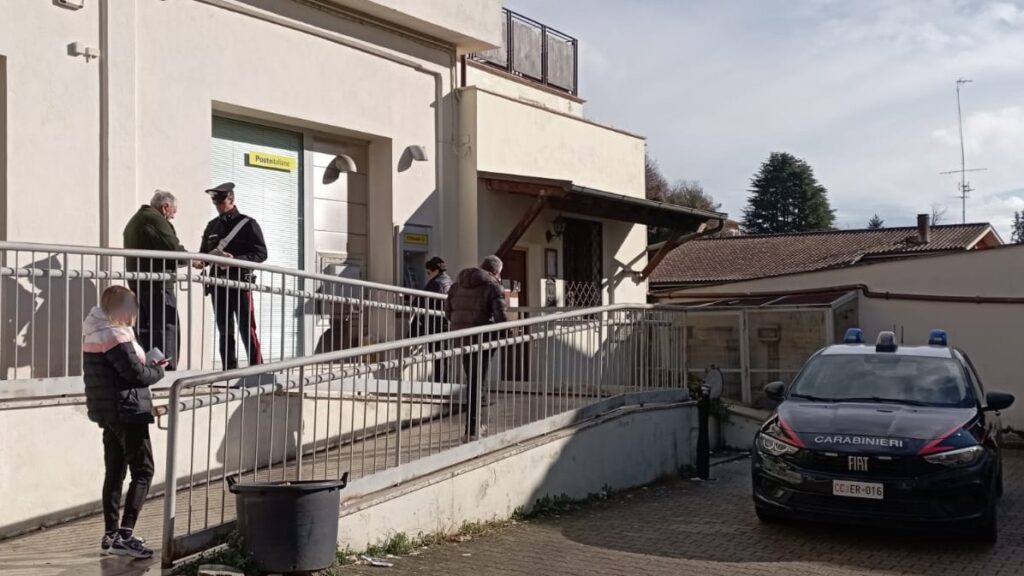 #CONTIENE FOTO# COLLEFERRO – CARABINIERI DAVANTI AGLI UFFICI POSTALI PER PREVENIRE LE TRUFFE CONTRO GLI ANZIANI.