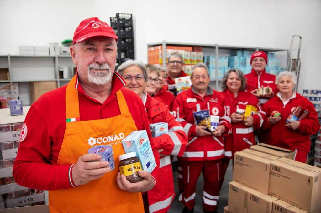 SABATO 6 dicembre Giornata di raccolta alimentare con la Croce Rossa Italiana nei supermercati Conad di Grosseto