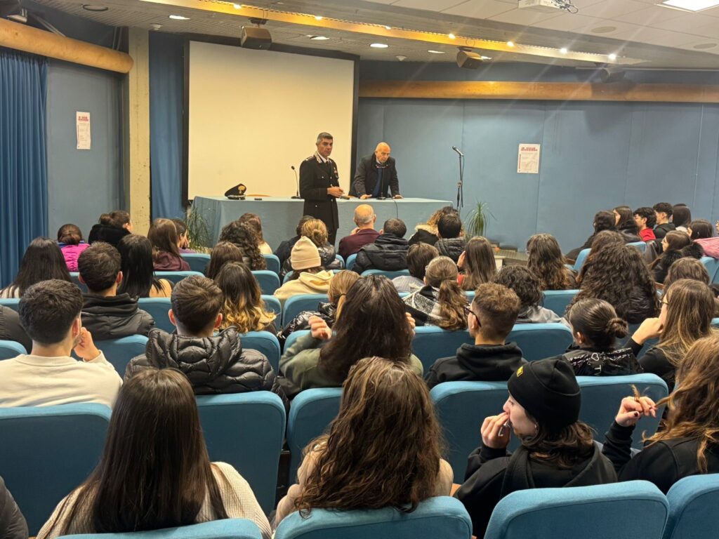 CONTINUANO GLI INCONTRI CON GLI STUDENTI DEL COMANDANTE PROVINCIALE DEI CARABINIERI