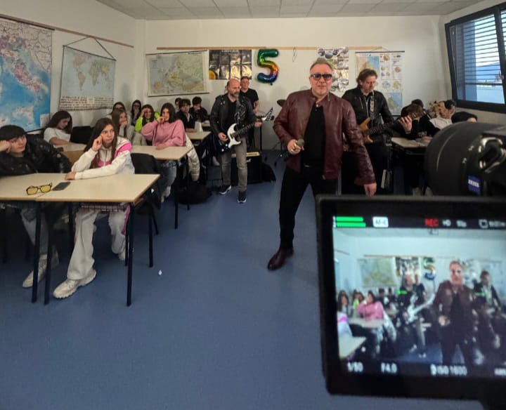 DANILO LUCE AMBIENTA ALL’ISTITUTO COMPRENSIVO “MAZZINI – FERMI” IL VIDEO DI “BULLO DILLO KE BALLO”