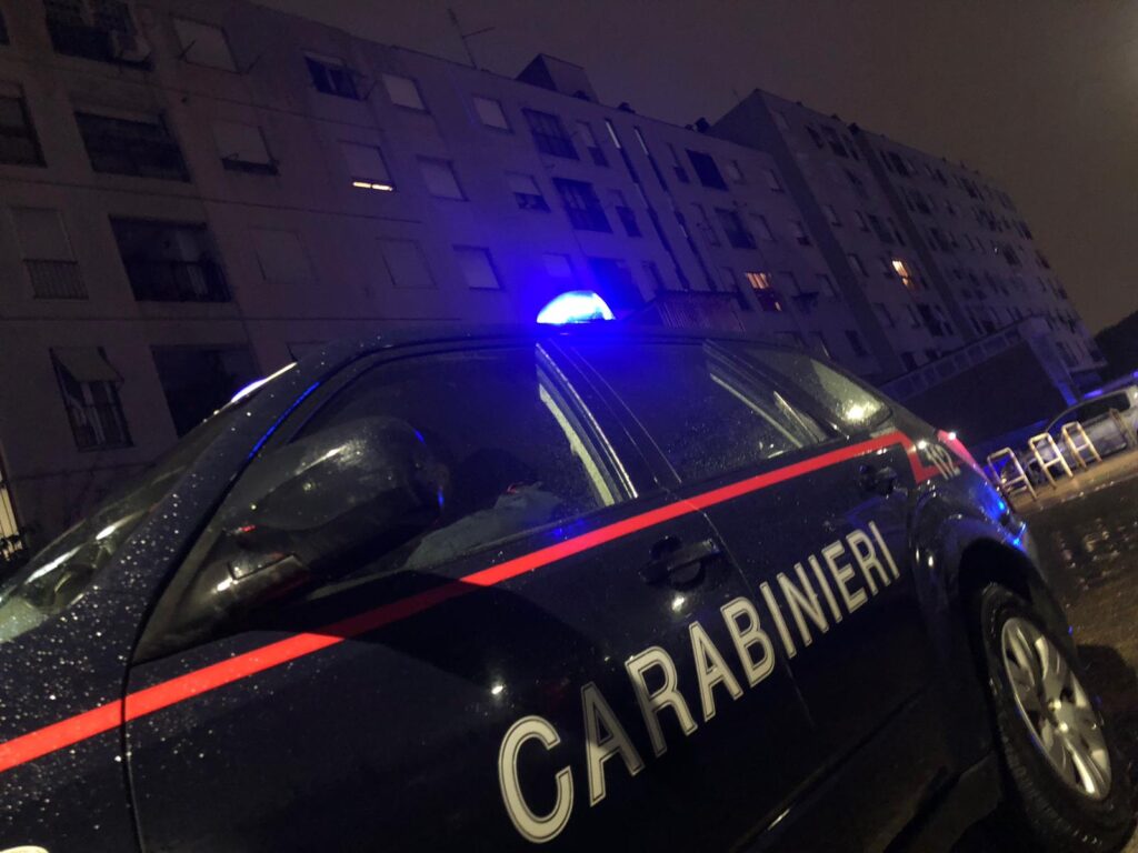 #CONTIENE FOTO E VIDEO# ROMA – DROGA, ARMI E MUNIZIONI A TOR BELLA MONACA. COORDINATI DALLA PROCURA DELLA REPUBBLICA DI ROMA, I CARABINIERI HANNO ARRESTATO 4 PERSONE.