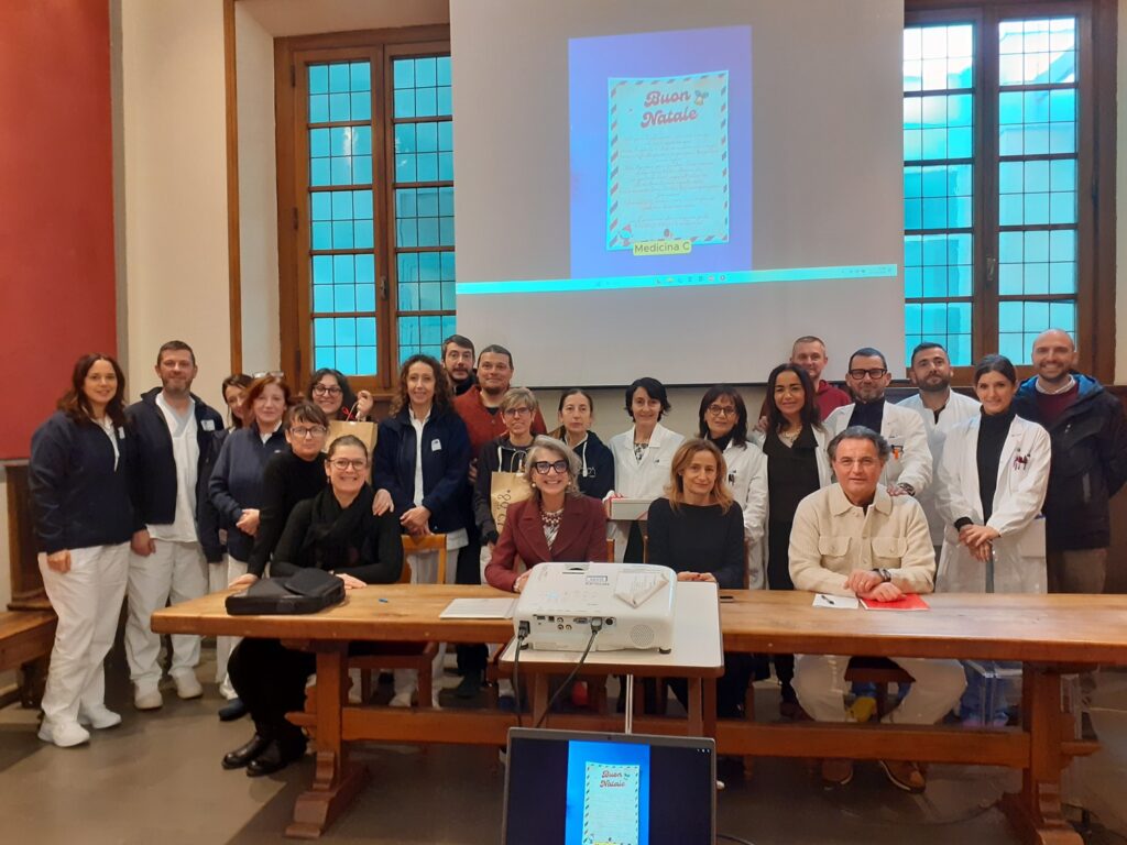 ++VERSIONE GIUSTA++ Santa Maria Nuova, l’impegno di tutto l’ospedale per “L’Albero di Natale più bello”. Vince il podio l’albero delle tante professionalità