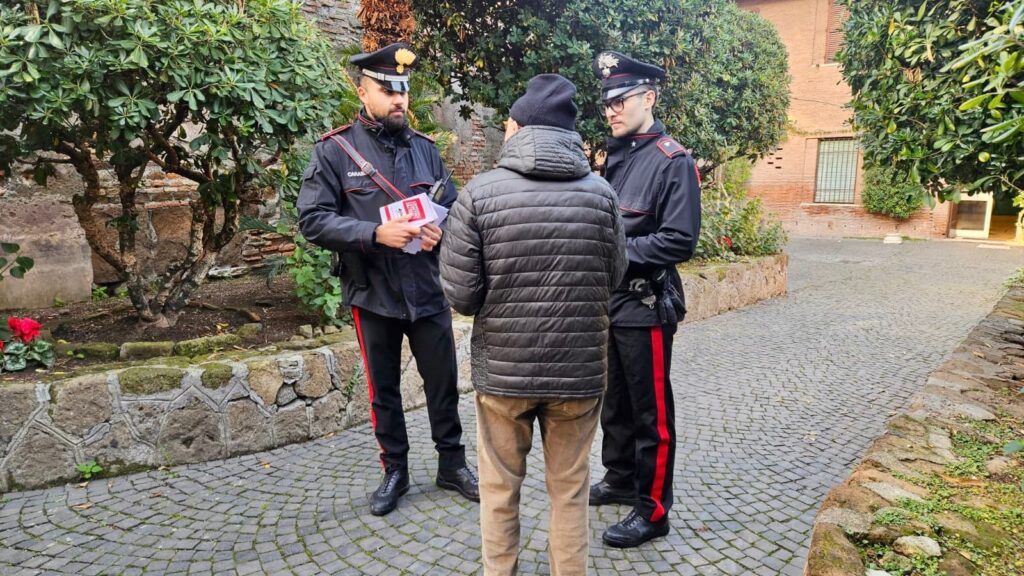 #CONTIENE FOTO# PREVENZIONE DELLE TRUFFE – CARABINIERI FUORI DALLE CHIESE DISTRIBUISCONO BROCHURE E DANNO CONSIGLI E INDICAZIONI AI CITTADINI.