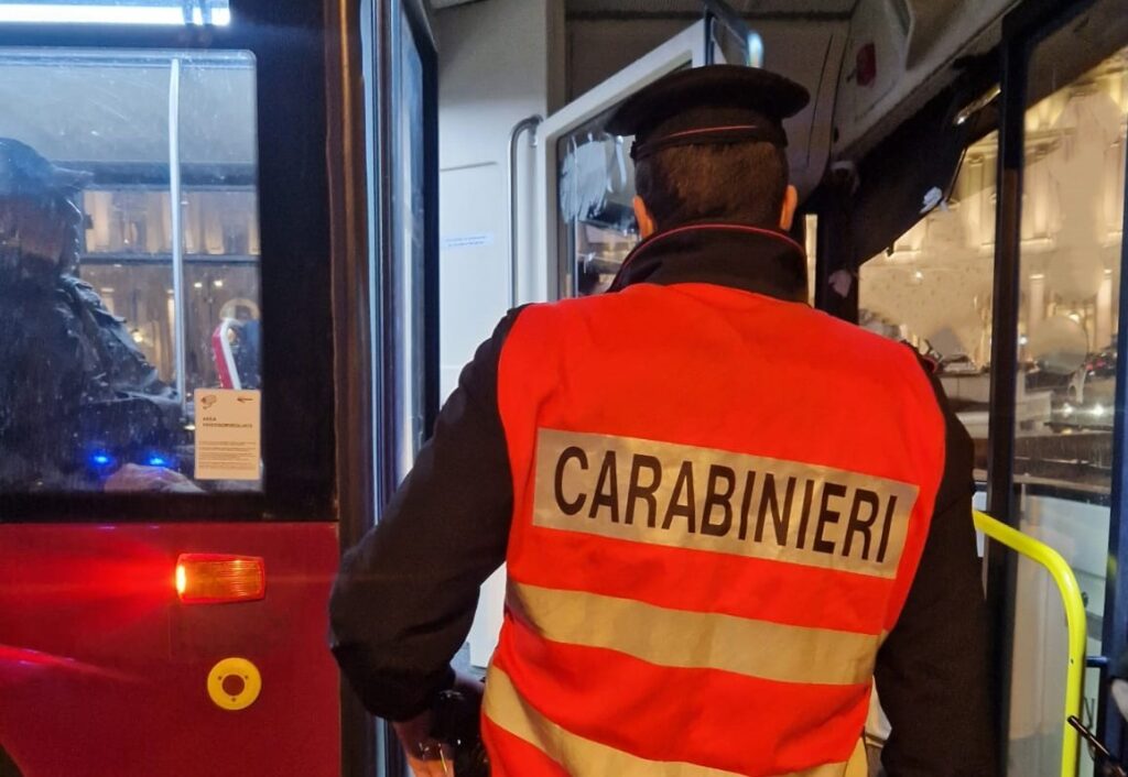 #CONTIENE FOTO# UBRIACO IMPEDISCE AD UN AUTOBUS DI PARTIRE. DENUNCIATO.