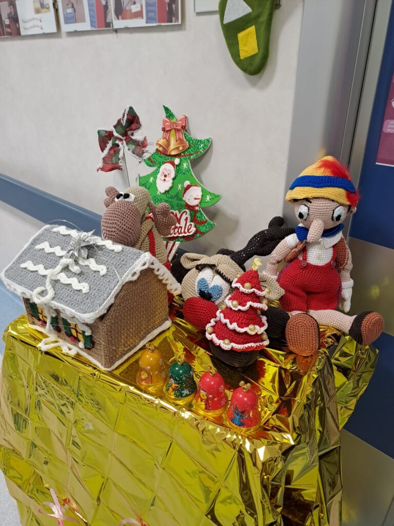 AUSL TOSCANA CENTRO – COMUNICATO STAMPA – Pennarelli e Babbi Natale di stoffa per i piccoli della Pediatria