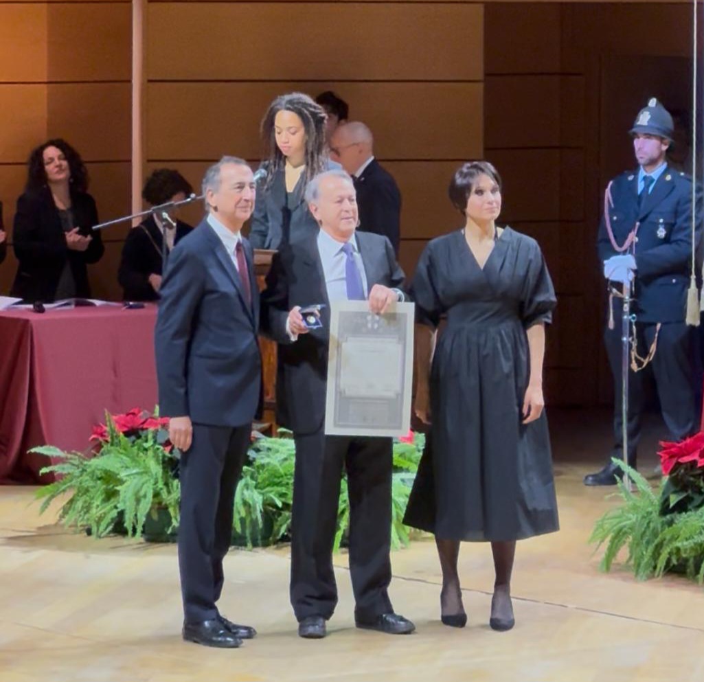 +++ AMBROGINO D’ORO AL DIRETTORE DE IL SOLE 24 ORE: “Sotto la sua direzione il quotidiano si conferma punto di riferimento essenziale per il pubblico, le istituzioni e gli operatori economici”