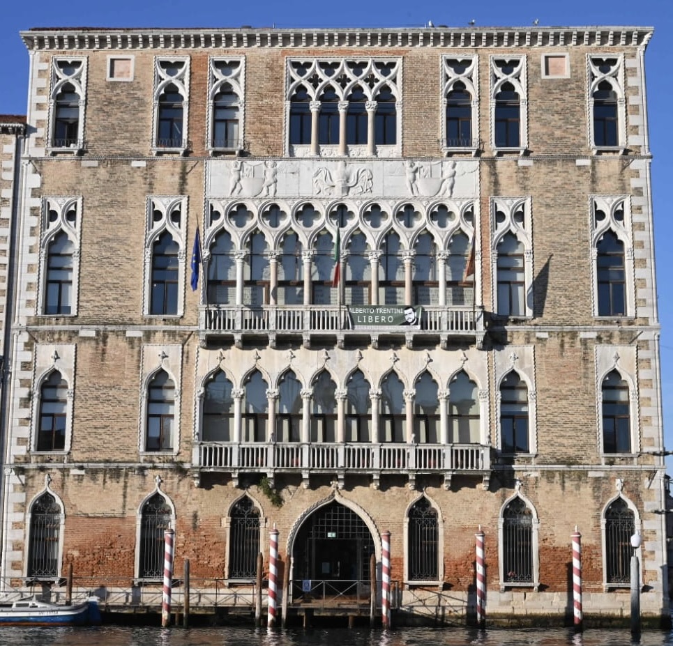 L’APPELLO DI CA’ FOSCARI PER ALBERTO TRENTINI: SUL CANAL GRANDE LO STRISCIONE DELL’ATENEO PER LA LIBERAZIONE DEL LAUREATO CAFOSCARINO
