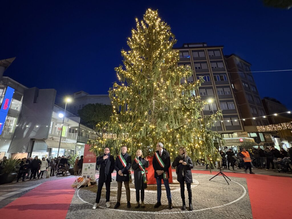 Comunicato stampa – Bosco di Luce, grande partecipazione per l’accensione dell’abete di Natale donato dalle Valli Seriana e di Scalve
La Sindaca Foronchi: “Un segno di amicizia che unisce montagna e mare”
A seguire, concerto Gospel sulla scalinata di P…