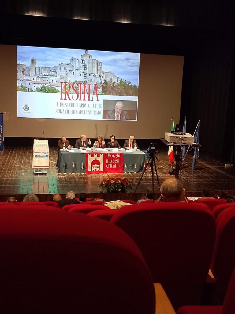 COMUNICATO STAMPA Il Comune di Irsina a Cisternino per la 9ª Conferenza Internazionale “Lo Spopolamento nei Borghi è irreversibile?”. Il Sindaco Giuseppe Candela: “Trasformiamo il nostro passato in energia per il futuro”