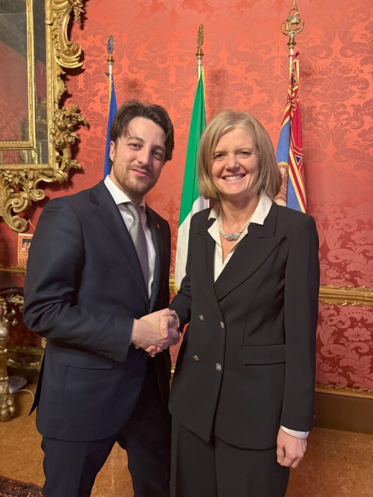 Comunicato Stampa 1910/2025 Il presidente Stefani ha ricevuto oggi a Palazzo Balbi la Magnifica Rettrice dell’Università di Verona, la professoressa Chiara Leardini