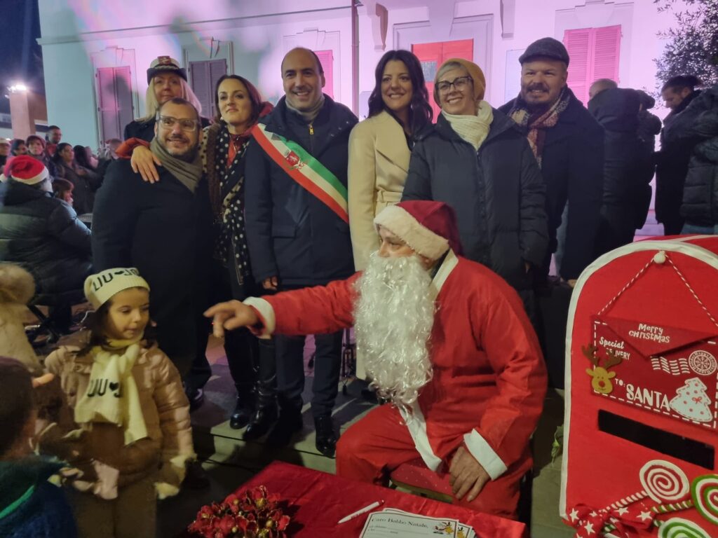 Caro Babbo Natale, fai nevicare, se possibile. I desideri dei bambini nelle letterine inviate al Polo Nord