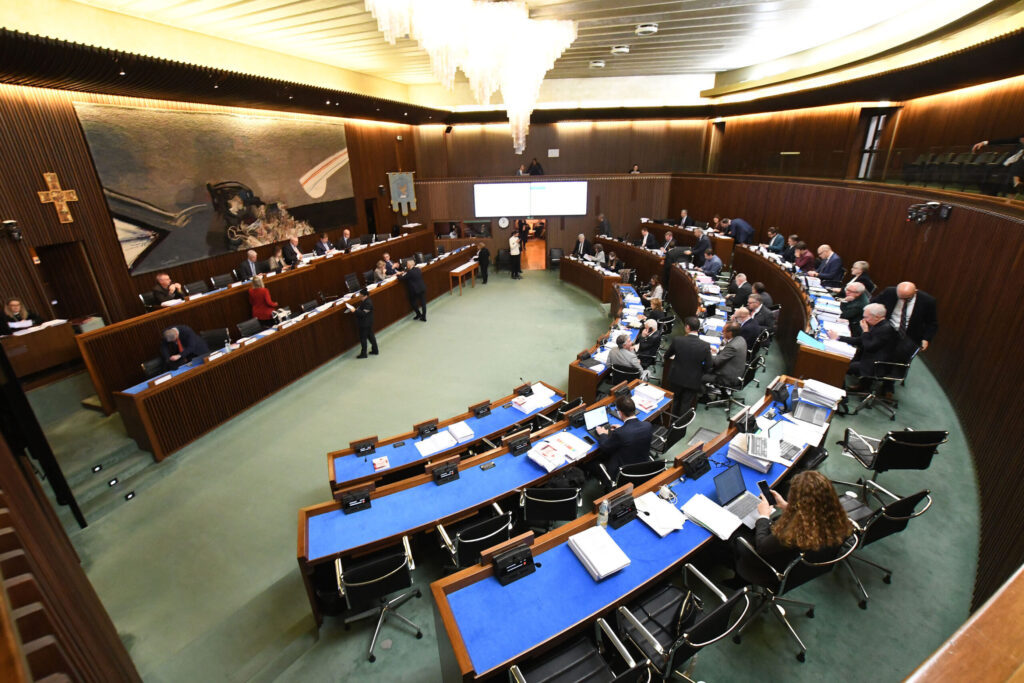 (ACON) BILANCIO/1. FINE DISCUSSIONE: PER MORETTI SOLO BONUS MA LOBIANCO NEGA