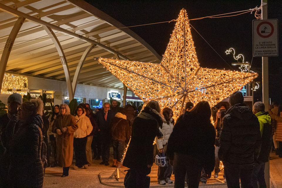 Luci, musica e sapore di mare: un successo la prima di “Natale in Marina”