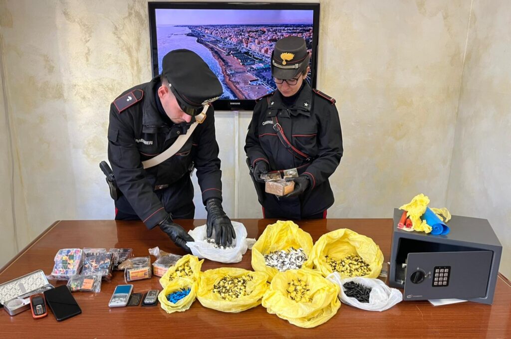 #CONTIENE VIDEO E FOTO# OSTIA – MAXI BLITZ DEI CARABINIERI. 9 ARRESTI, 16 DENUNCE E SEQUESTRATO IL CARICO DI DROGA PER LE FESTE DI FINE ANNO NEI FORTINI DELLO SPACCIO DEI LOTTI.