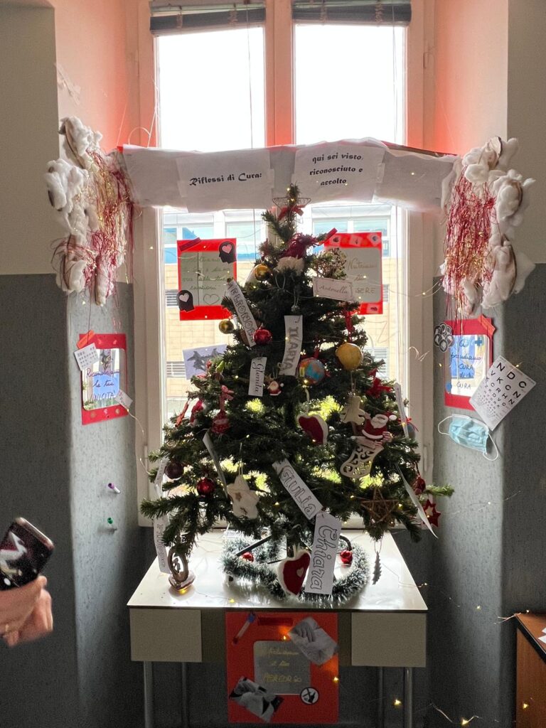 Santa Maria Nuova, l’impegno di tutto l’ospedale per “L’Albero di Natale più bello”. Vince il podio l’albero delle tante professionalità