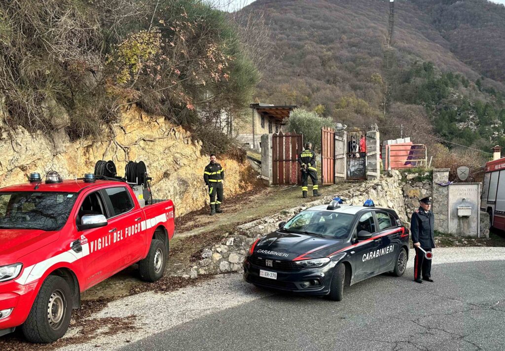 #CONTIENE FOTO# SUBIACO – APPICCANO INCENDIO E MINACCIANO DI MORTE I VICINI. CARABINIERI ARRESTANO TRE PERSONE.