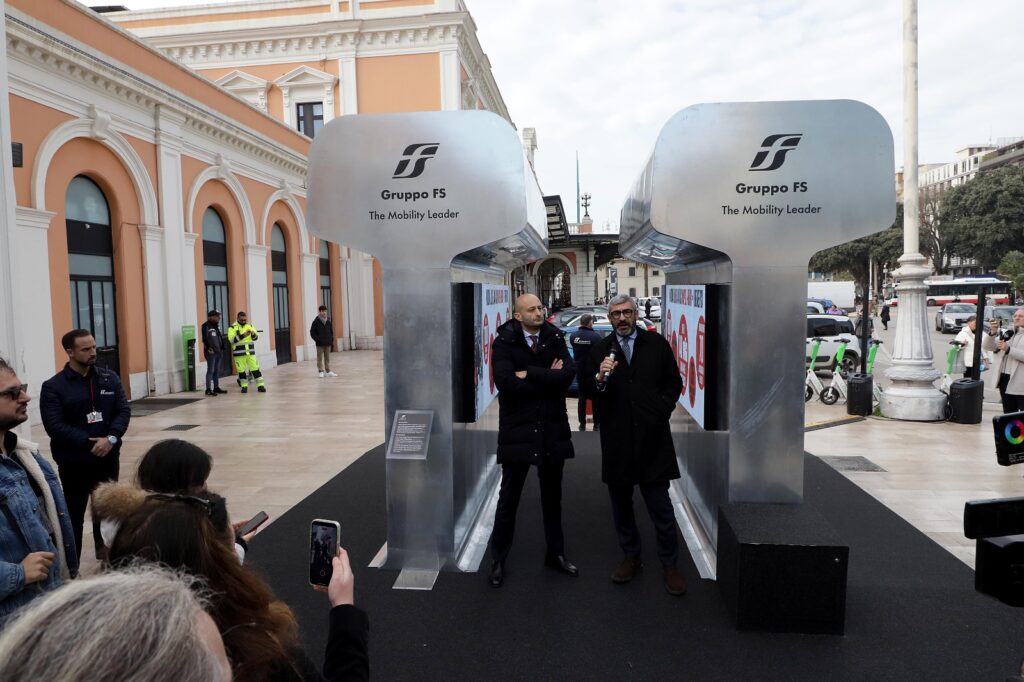 Cartella stampa – FS, PUGLIA: IN MOSTRA A BARI CENTRALE L’INSTALLAZIONE DI “PENSIERO BINARIO”