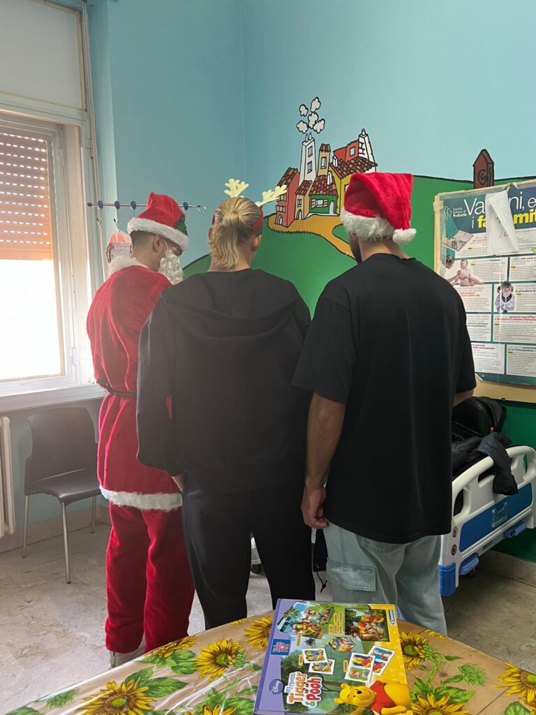 AOU SASSARI – La Torres Calcio porta sorrisi e doni ai piccoli pazienti della Pediatria dell’Aou di Sassari