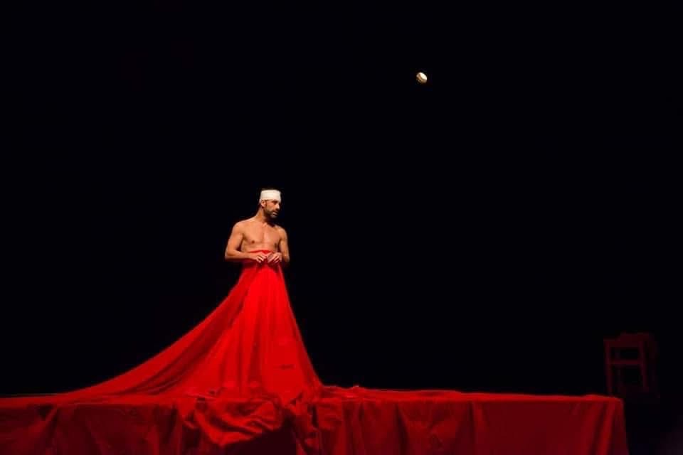 CS | Al Castello Macchiaroli di Teggiano in scena lo spettacolo “Traccia di Mamma”. Venerdì 5 dicembre ore 20.30