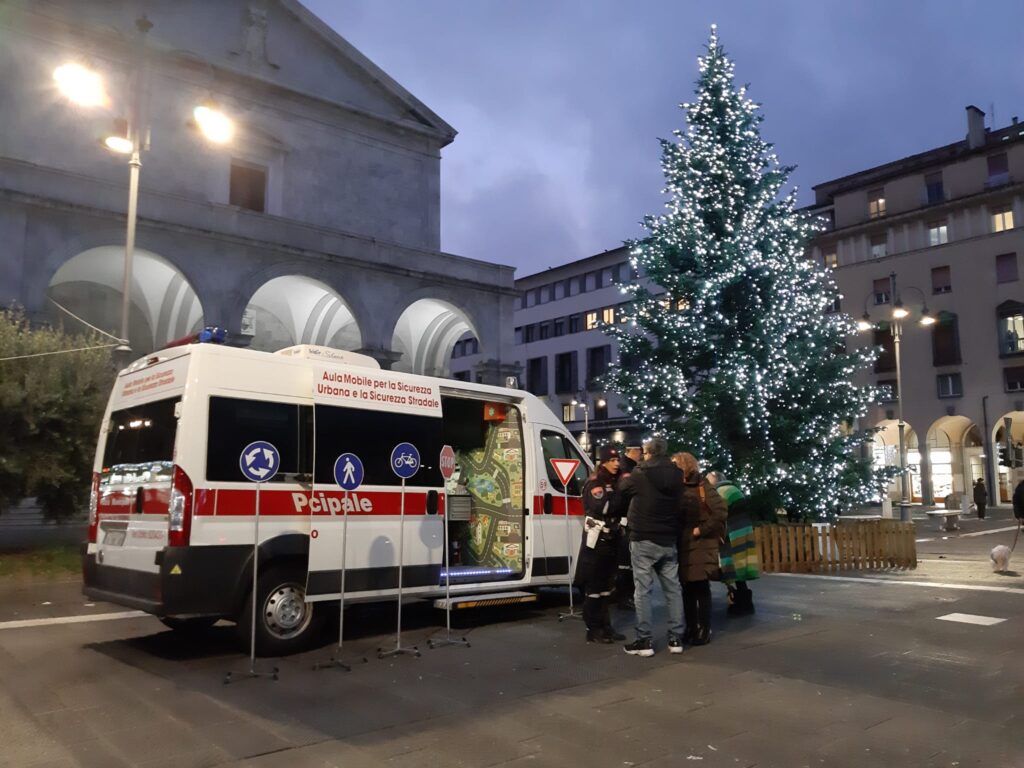 La Polizia Locale in piazza per l’educazione stradale. Nei giorni immediatamente precedenti le Festività Natalizie