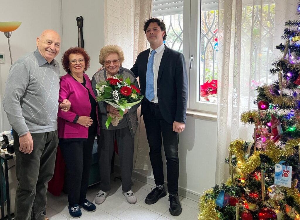 Il Comune di Rimini festeggia i 100 anni di Velleda Greco. L’assessore Mattia Morolli porta gli auguri della città