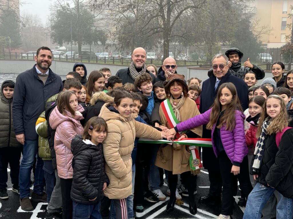 Piazza Nelson Mandela rinasce con “Insieme nel quartiere”: inaugurati gli interventi realizzati dall’I.C. Leonardo da Vinci insieme a Comune, Fondazione Caript e associazioni