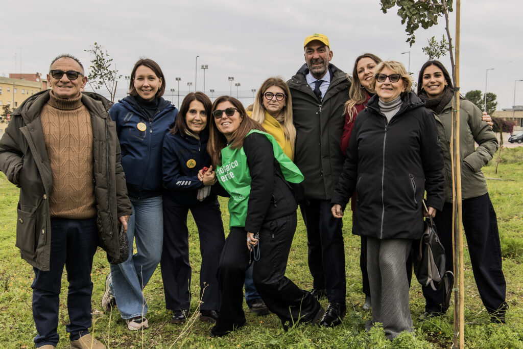 IL COMUNE COMUNICA- “Mosaico verde”: oggi la messa a dimora di 500 tra alberi e arbusti in un’area del quartiere San Paolo grazie al programma di volontariato aziendale ConnAction Day di Fastweb + Vodafone