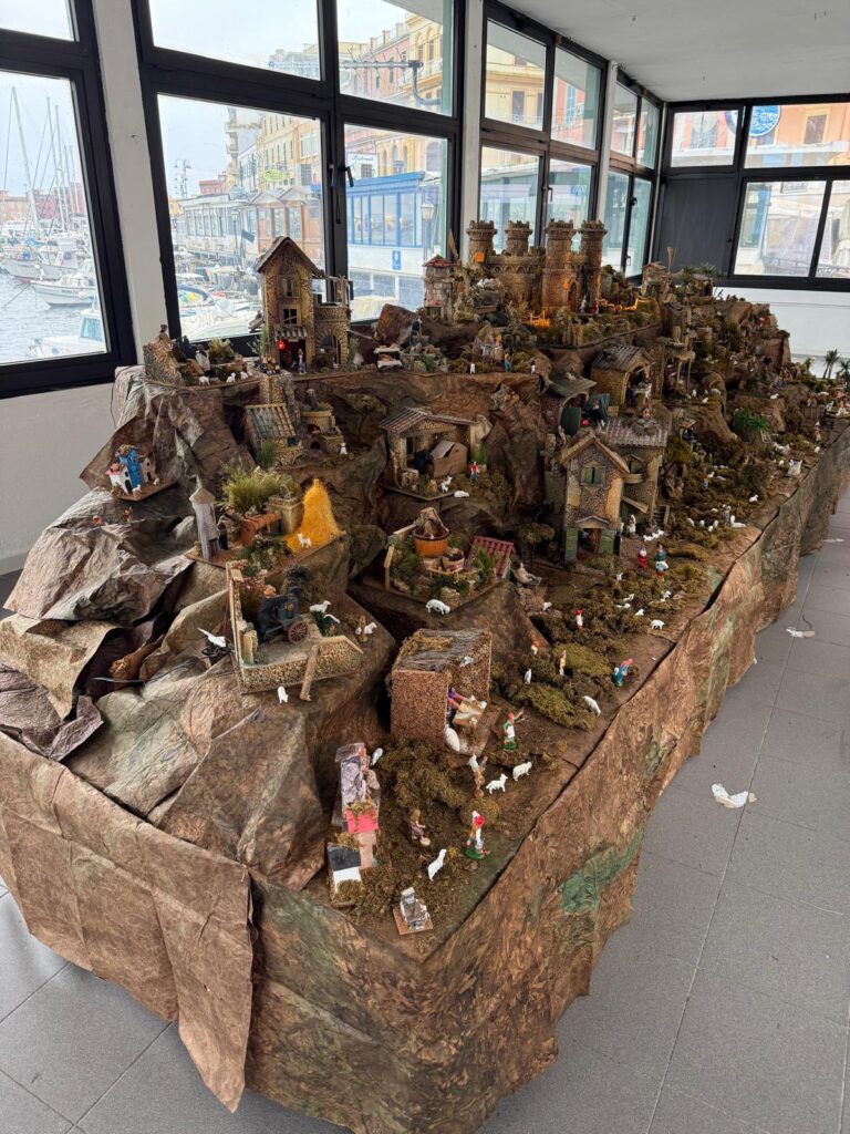 Porto, allestito il presepe donato da una cittadina