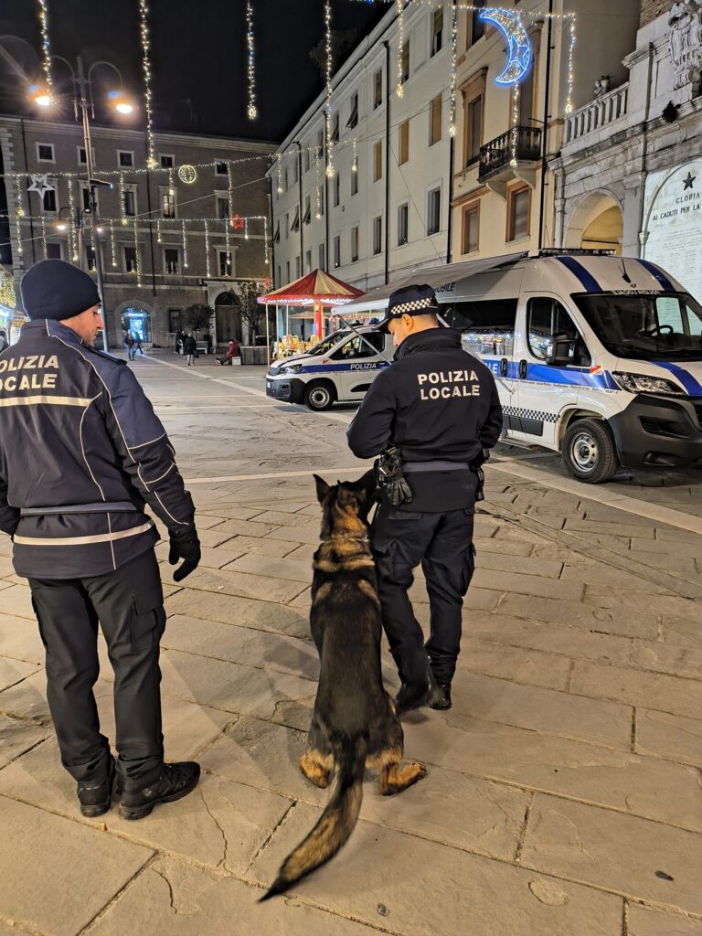 Festività Natalizie: presidio rafforzato della Polizia Locale in Centro Storico. L’ufficio mobile operativo in Piazza Tre Martiri e pattuglie appiedate per garantire sicurezza e assistenza durante tutto il periodo natalizio