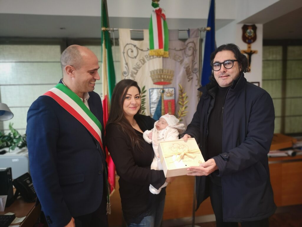 Fotonotizia | Beatrice, la prima nata del 2026, insieme ai genitori ricevuta dal Sindaco Giorgetti.