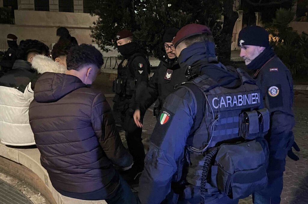 #CONTIENE FOTO# 4 ARRESTI E 7 DENUNCE. IN CAMPO DI NUOVO I PARACADUTISTI DEL TUSCANIA.