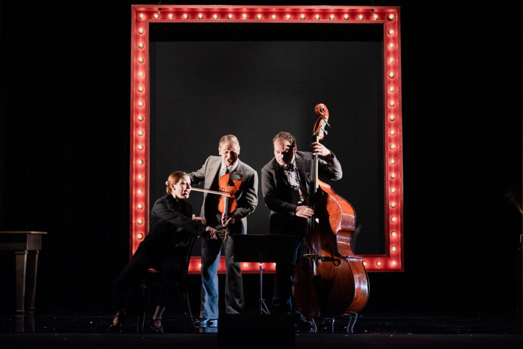 TS 26/1/2026 MERCOLEDÌ 28 GENNAIO ALLE ORE 20 NELLA SALA LUTTAZZI AL MAGAZZINO 26 DEL PORTO VECCHIO – PORTO VIVO, IN OCCASIONE DEL GIORNO DELLA MEMORIA 2026, ANDRÀ IN SCENA LO SPETTACOLO TEATRALE “TANTO VALE DIVERTIRSI”