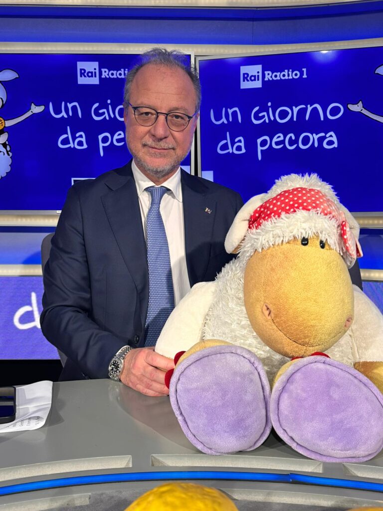 REFERENDUM, MULE’ (FI) CANTA L’INNO PER IL ‘SI’ SULLE NOTE DI LUCIO BATTISTI (VIDEO)