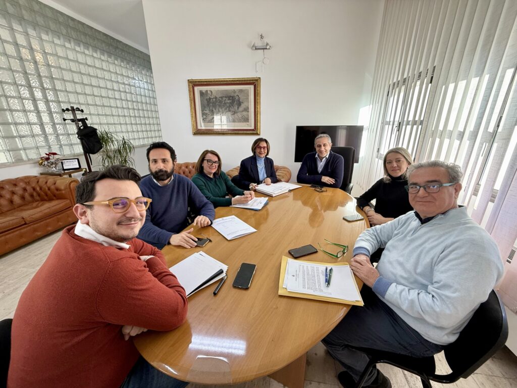 Mercato comunale, da domenica 11 gennaio si cambia percorso in via sperimentale: si terrà su via Amendola (dal Comune) e Corso Garibaldi (fino alla Banca Bper).