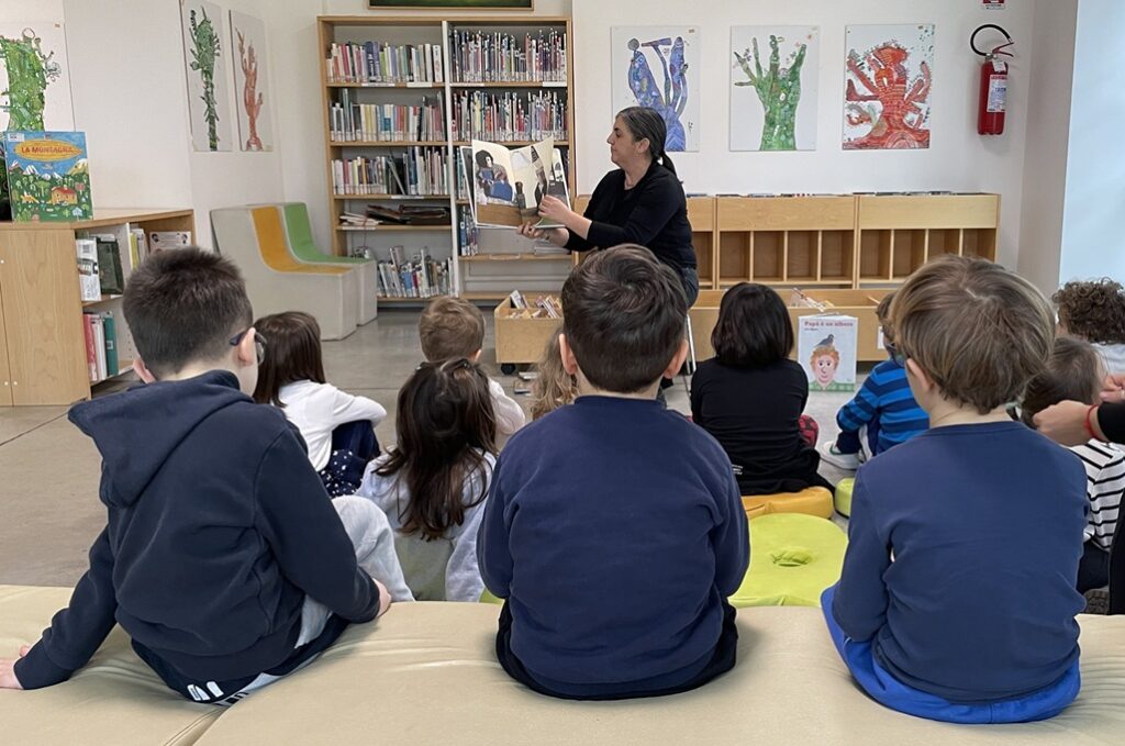 In biblioteca Un tappeto di libri e Storie all’ora della merenda