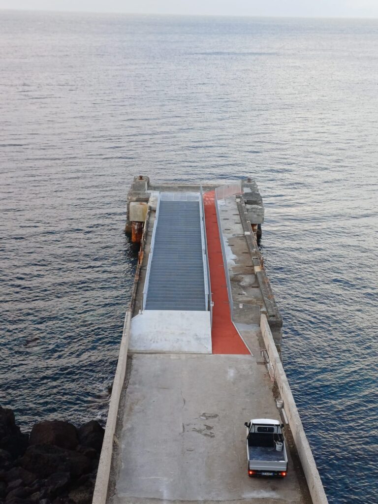 Ustica, riapre il porto dopo il ciclone Harry con limite a 20 tonnellate per i mezzi pesanti