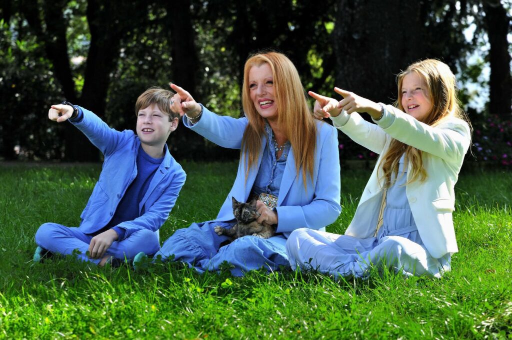 TV, A DALLA PARTE DEGLI ANIMALI LA STORIA DI GIORGIO, CHE OGNI GIORNO VA A TROVARE IL PROPRIETARIO CHE NON C’È PIÙ, IL LUNGO VIAGGIO DI ARGO, RANDAGIO DELL’ALBANIA