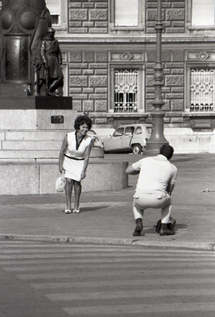 TS 16/1/2026 DOMANI, SABATO 17 GENNAIO SPECIALE VISITA GUIDATA IN & OUT ALLA MOSTRA “LA FOTOTECA IN PIAZZA. SCATTI DI STORIA E STORIE” ALLESTITA ALLA SALA SELVA DI PALAZZO GOPCEVICH