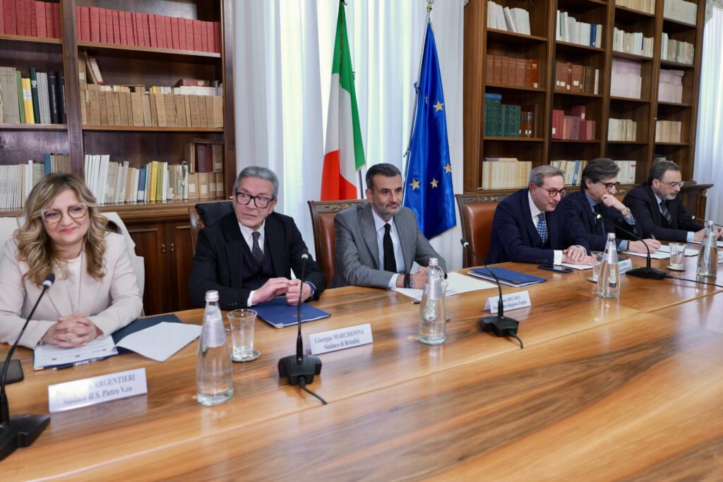 Agenzia regionale 52.26 Decaro a Brindisi firma il protocollo conto il caporalato