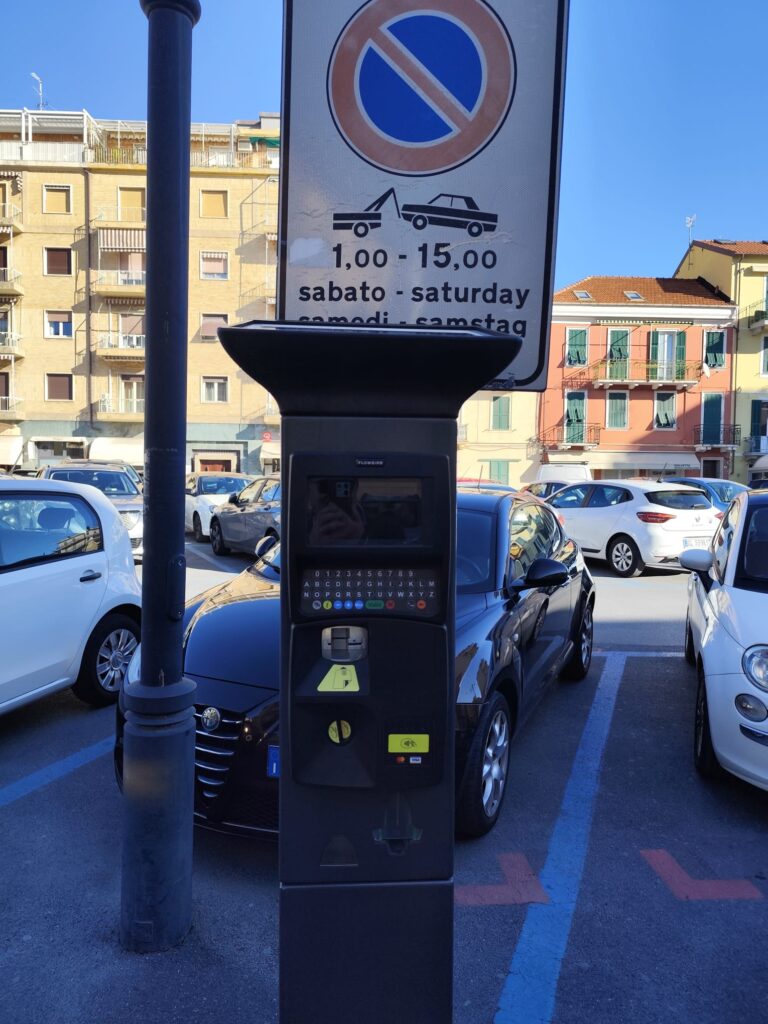 CS – Ad Alassio la sosta si fa smart, installati 27 parcometri “intelligenti” per gli stalli blu