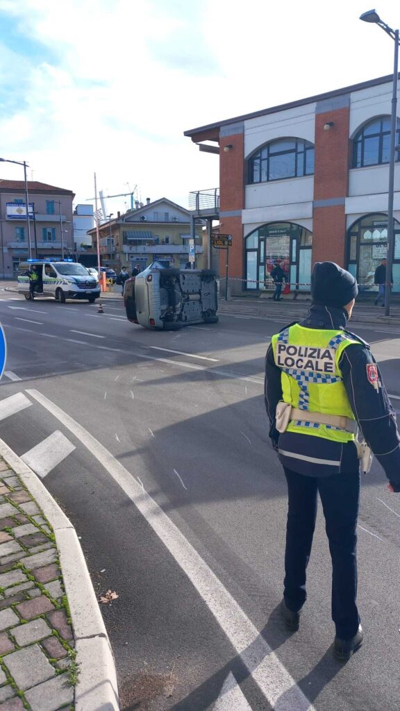 Scontro tra due auto in via Ferrari, traffico deviato dalla Polizia locale