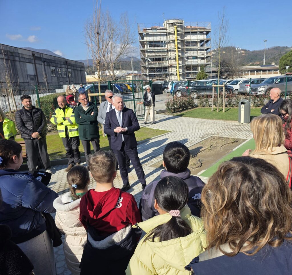 0226 area verde e giochi in Piazza Baratta riqualificata