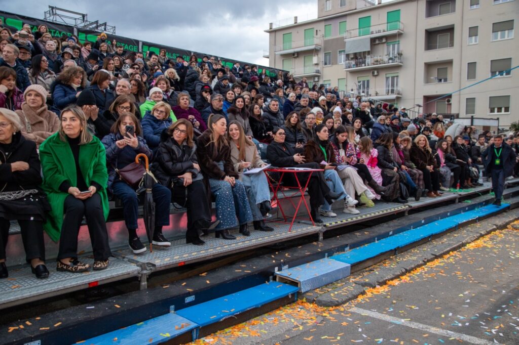 Il trionfo del Carnevale “cucito a mano” di Palma Campania arriva a domicilio. Oltre che sul Red Carpet la festa sbarca anche in corsia e abbatte le barriere in LIS