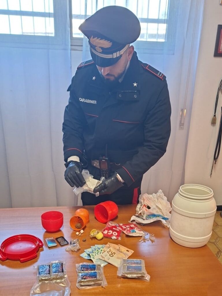 #CONTIENE FOTO# TOR SAN LORENZO – CARABINIERI SCOPRONO DROGA IN CASA AD UN 76ENNE SEQUESTRATI OLTRE 700 GRAMMI TRA HASHISH E COCAINA.