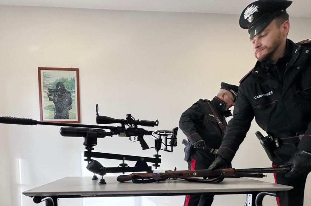 #CONTIENE FOTO E VIDEO# BRACCIANO, SPARI DALLA FINESTRA: CARABINIERI ARRESTANO UN UOMO.